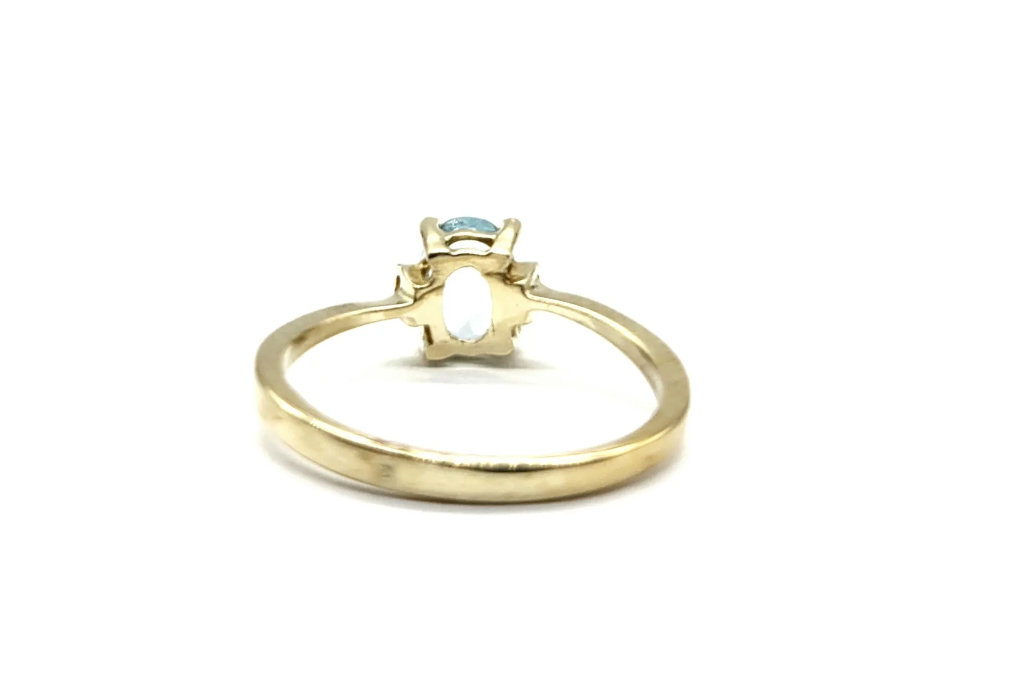 10kt Oval Aqua Marine Solitaire Ring