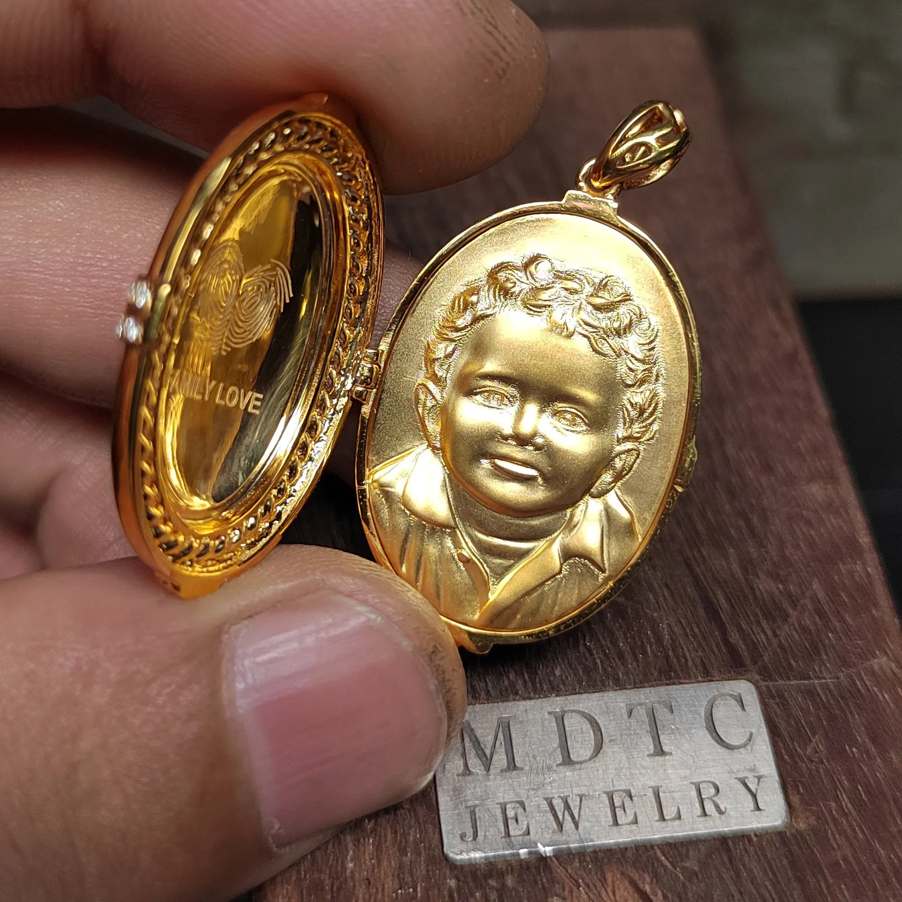 Bespoke | Gold Portrait Pednant