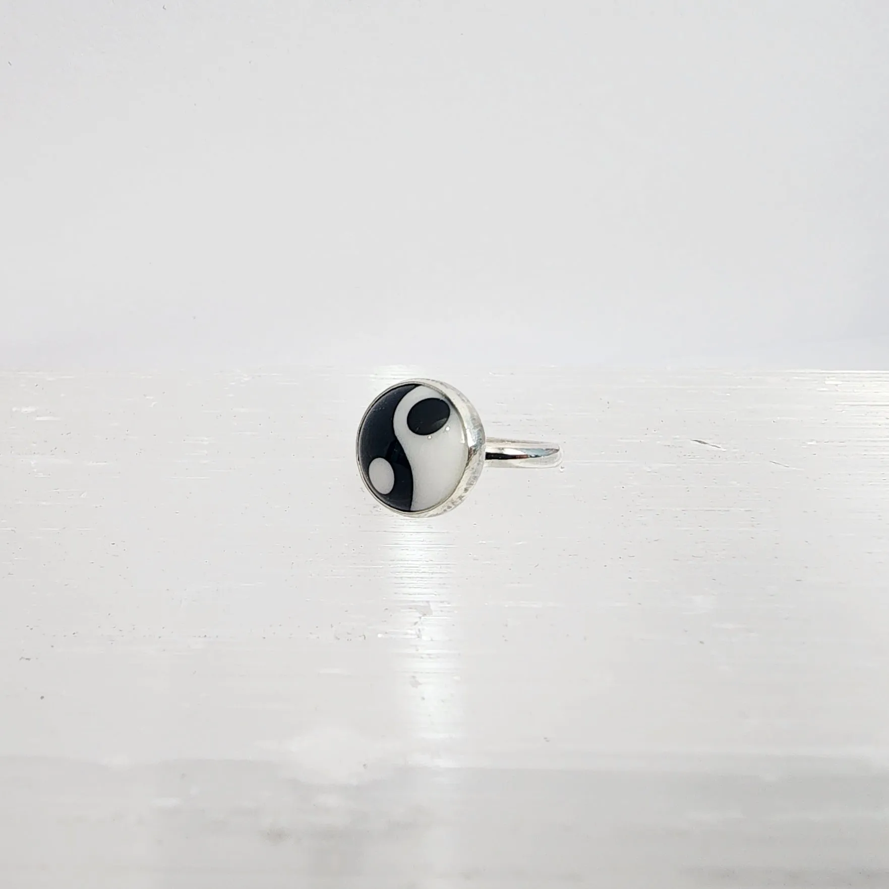 Black and White Peace Sign Ring / Size 9