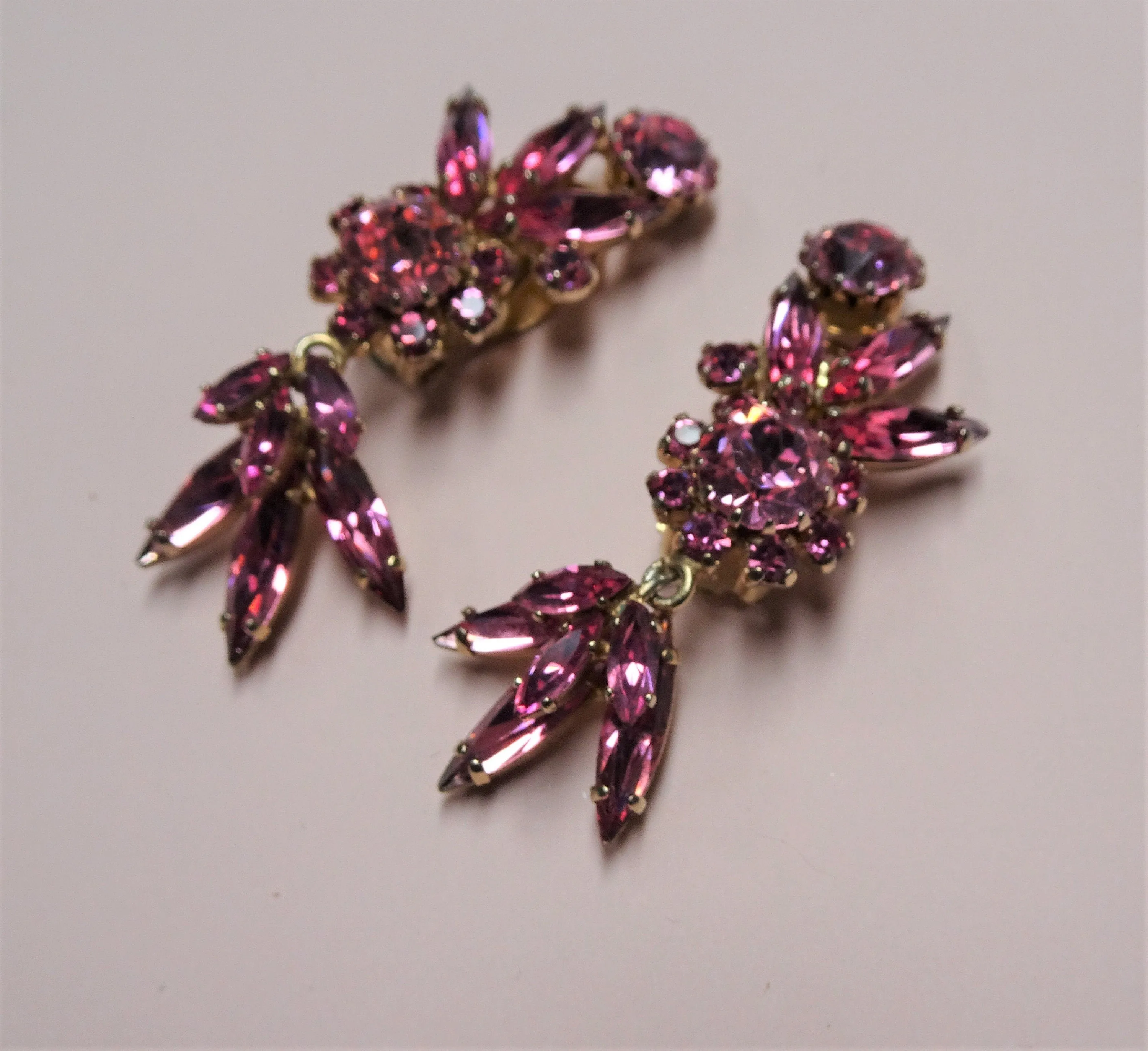 GLAMOROUS Vintage 50s SHERMAN Glass Earrings,Brilliant PINK Drop Earrings,Sparkling Rhinestone Clip Ons, Dangle Earrings,Collectible Jewelry