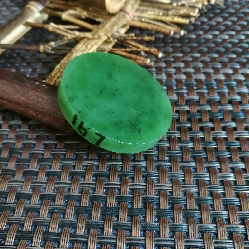 Natural Siberian Jade Rough Nephrite Raw (4X0.6cm)