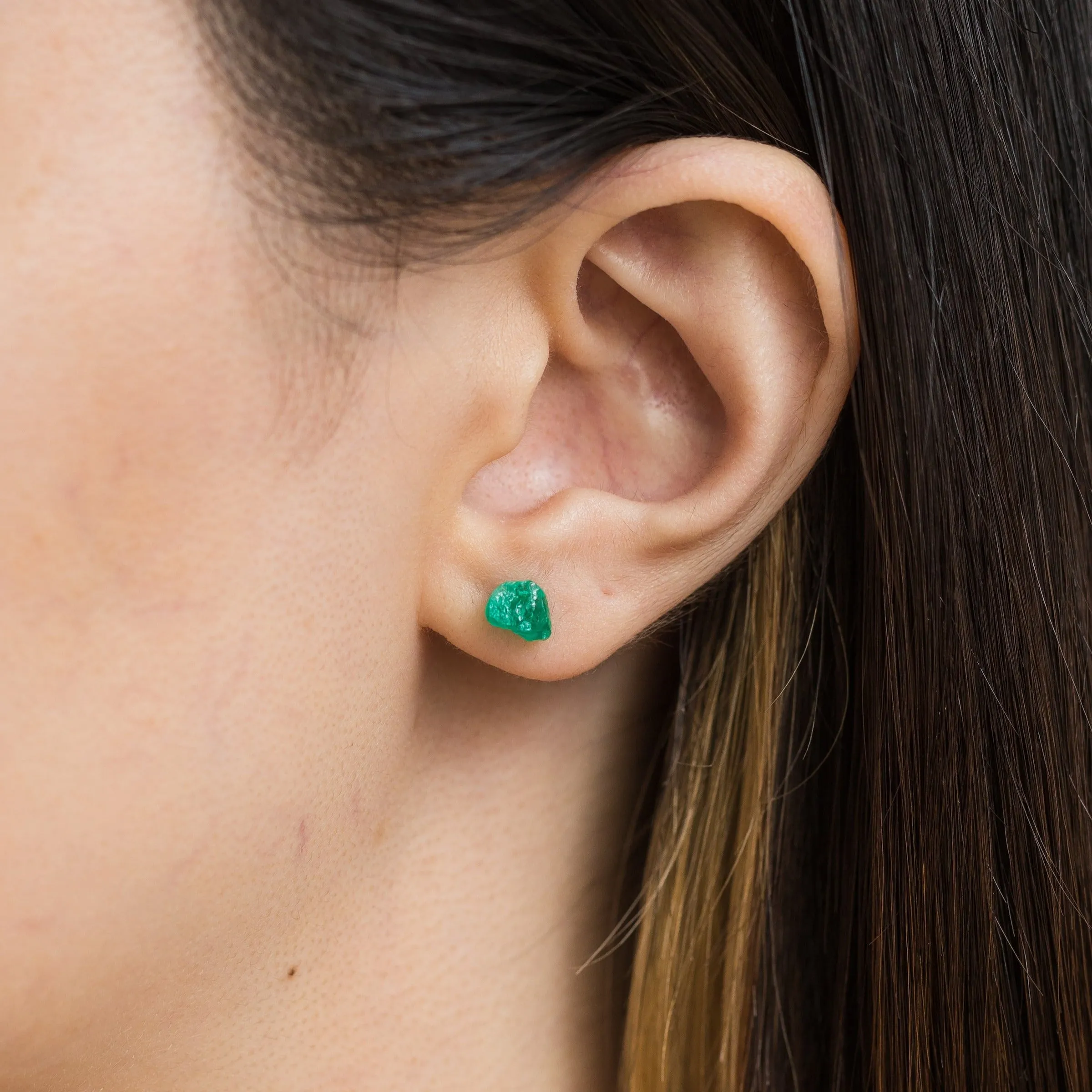 Rough stone emerald stud