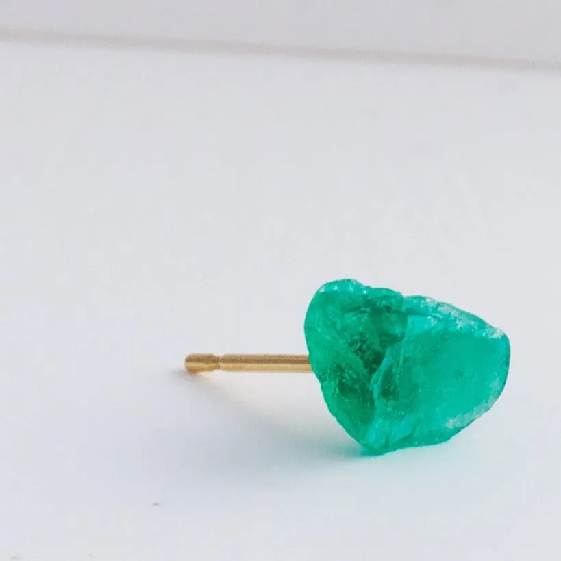 Rough stone emerald stud